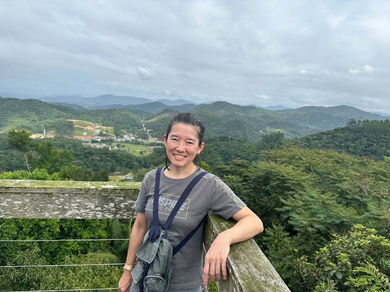Cristina Massae sorrindo para a câmera